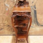 23DG36 Beautiful Renaissance stand with Dauphine carve work